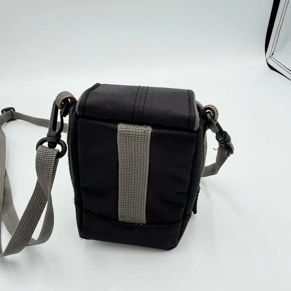 Case Logic Soft Padded Digital Camera Bag/Holder w/3 Zipped pockets, Black, Good
